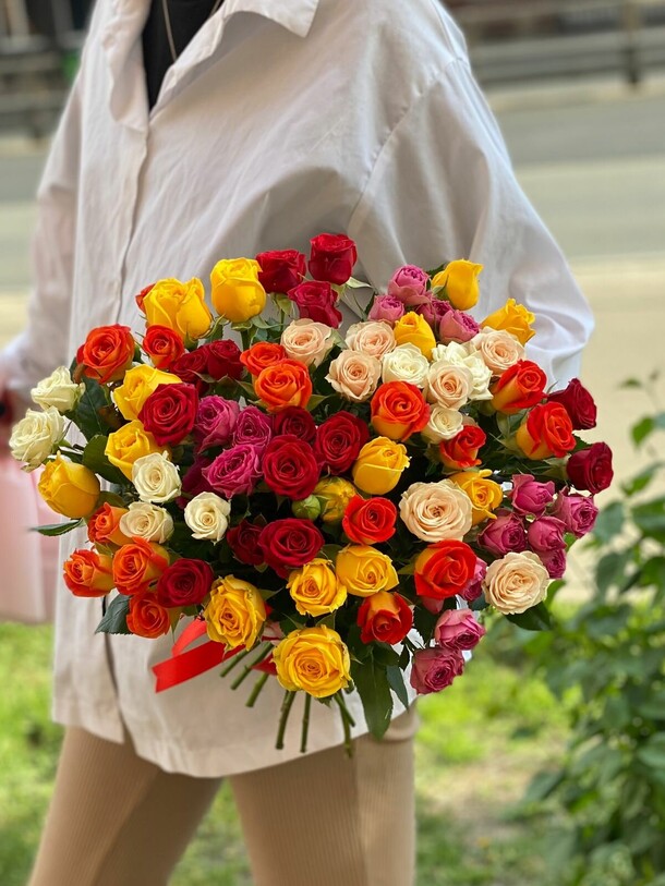 Букет из кустовых роз, артикул F1191819 - 13294 рублей, доставка по городу. Flawery - доставка цветов