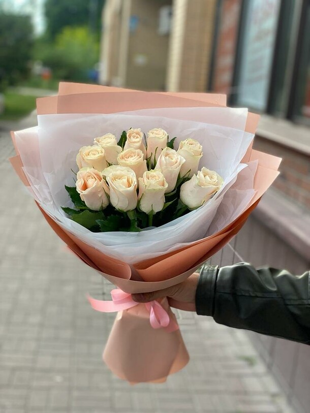 Букет из 11 кремовых роз, артикул F1193015 - 6838 рублей, доставка по городу. Flawery - доставка цветов