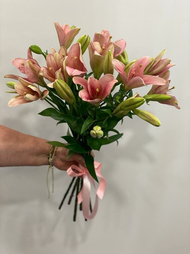 Букет из розовых лилий, артикул F1193017 - 17090 рублей, доставка по городу. Flawery - доставка цветов