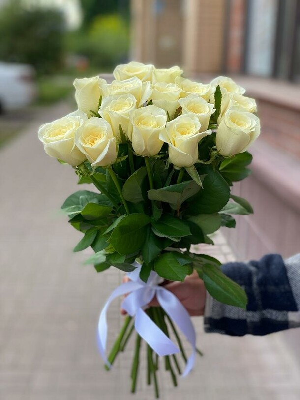 Букет из 15 белых роз, артикул F1193018 - 3594 рублей, доставка по городу. Flawery - доставка цветов