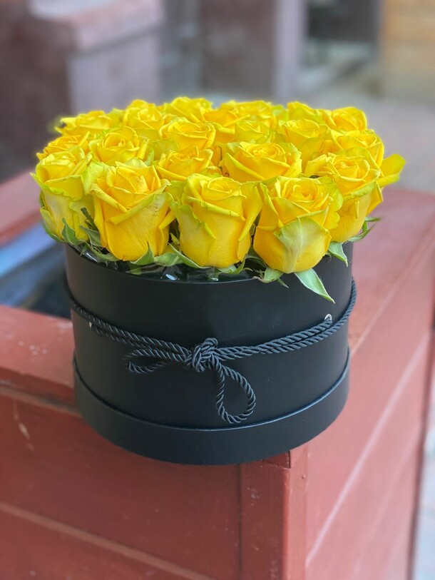 23 желтые розы в коробке, артикул F1193232 - 12530 рублей, доставка по городу. Flawery - доставка цветов