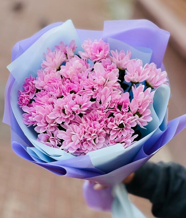 Букет "хризантема в подарок", артикул F1205989 - 3751 рублей, доставка по городу. Flawery - доставка цветов