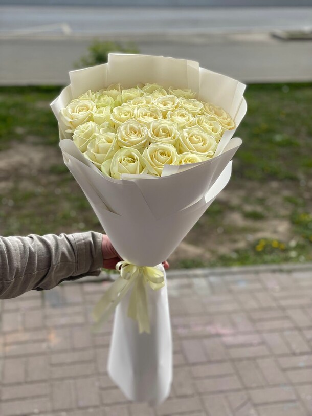 Букет из 25 белых роз, артикул F1236198 - 18607 рублей, доставка по городу. Flawery - доставка цветов