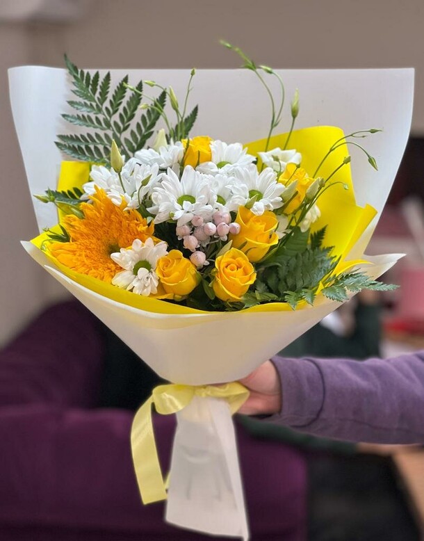 Солнце в руках, артикул F1242840 - 11899 рублей, доставка по городу. Flawery - доставка цветов