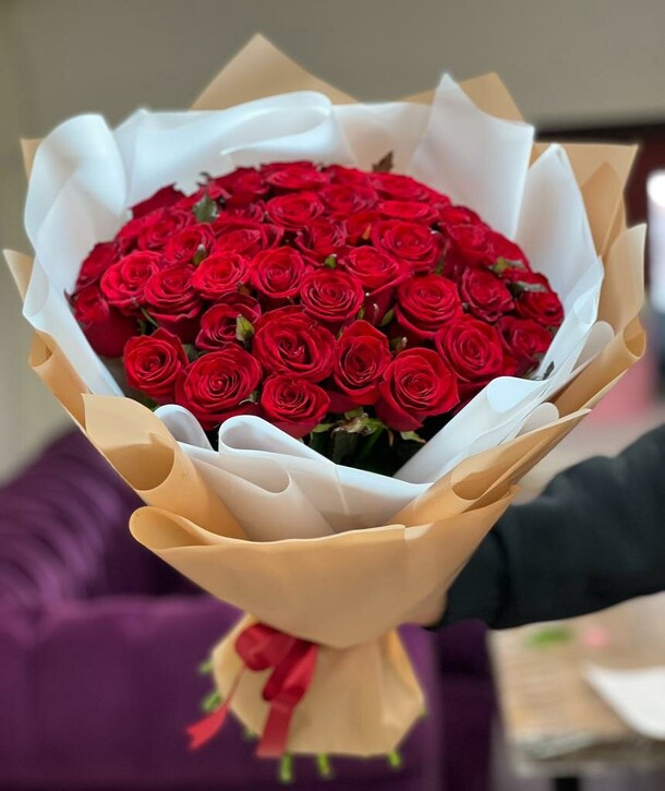 50 и 1 поцелуй, артикул F1243079 - 23584 рублей, доставка по городу. Flawery - доставка цветов