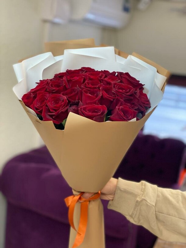 Букет из алых роз, артикул F1243434 - 15583 рублей, доставка по городу. Flawery - доставка цветов