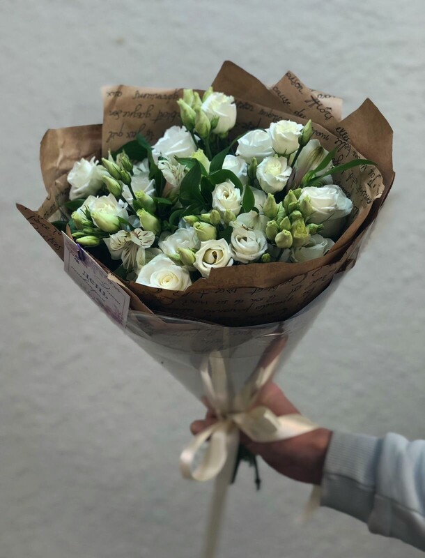 Букет «белый в крафте», артикул F1243853 - 9459 рублей, доставка по городу. Flawery - доставка цветов