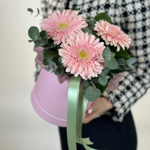 Композиция из 3 розовых гербер, артикул F1277340 - 3682 рублей, доставка по городу. Flawery - доставка цветов