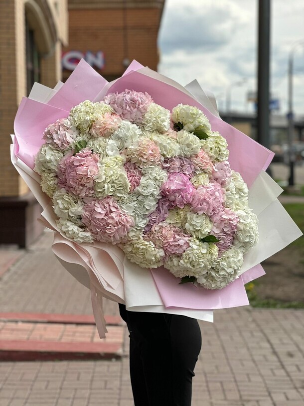 Букет 49 гортензий, артикул F1277649 - 81651 рублей, доставка по городу. Flawery - доставка цветов