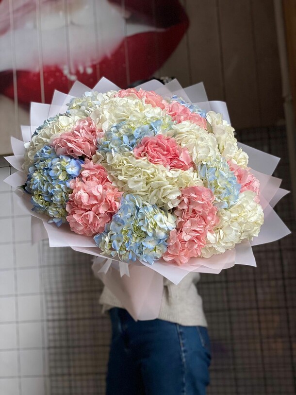 Женственность, артикул F1277777 - 40228 рублей, доставка по городу. Flawery - доставка цветов