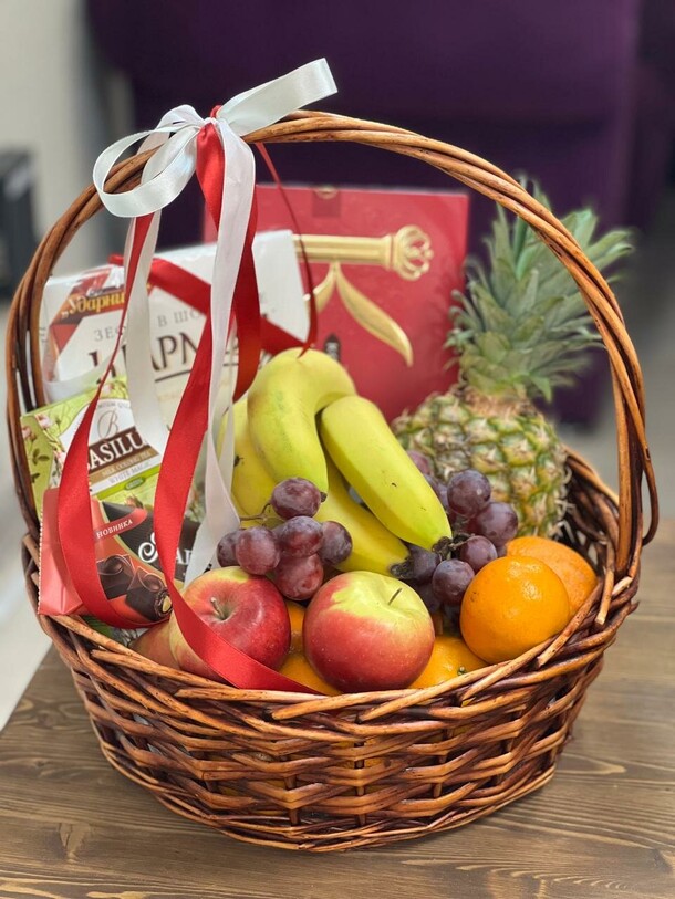 Вкусная корзина, артикул F1286669 - 15367 рублей, доставка по городу. Flawery - доставка цветов