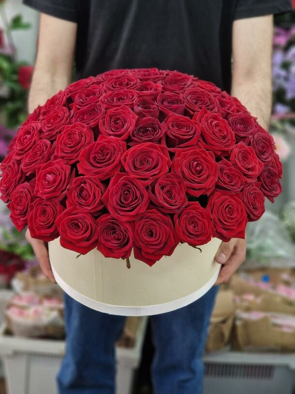 Коробка алых роз, артикул F1286682 - 44083 рублей, доставка по городу. Flawery - доставка цветов