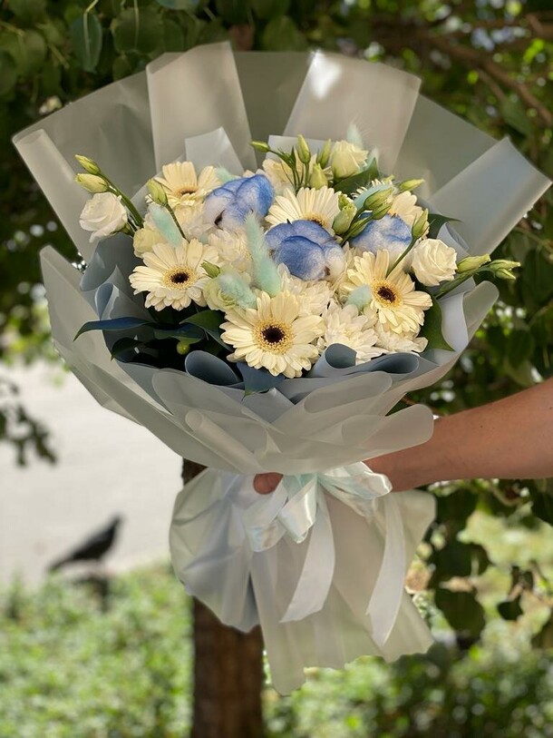 Букет с хлопком и герберами, артикул F1286860 - 15591 рублей, доставка по городу. Flawery - доставка цветов