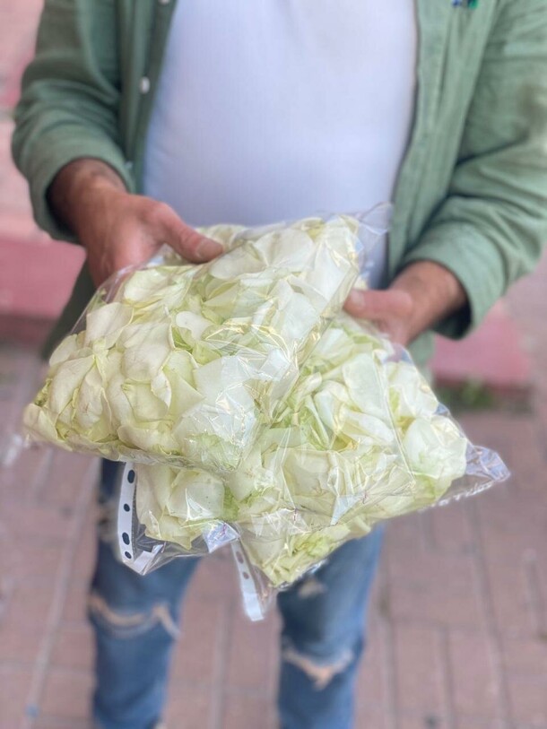 Лепестки роз белые, артикул F1286894 - 520 рублей, доставка по городу. Flawery - доставка цветов