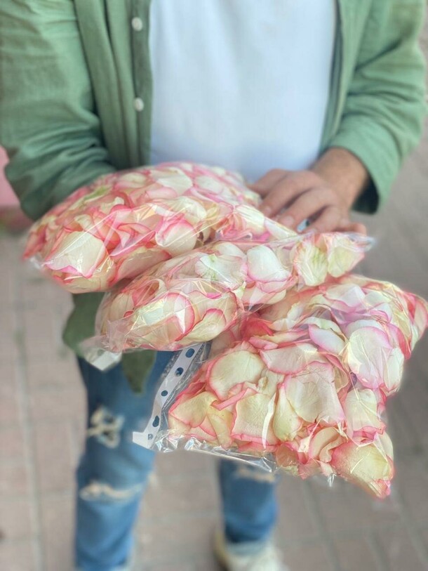 Лепестки роз, артикул F1286896 - 520 рублей, доставка по городу. Flawery - доставка цветов