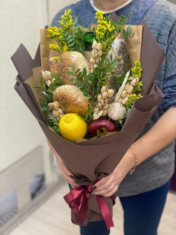 Фуд-букет "девяностые", артикул F1286908 - 17951 рублей, доставка по городу. Flawery - доставка цветов