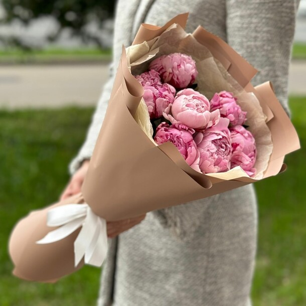 7 нежных пионов, артикул F1291230 - 20514 рублей, доставка по городу. Flawery - доставка цветов