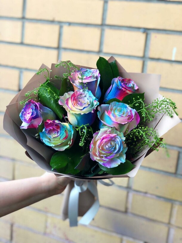 Букет из 7 радужных роз, артикул F1292831 - 10044 рублей, доставка по городу. Flawery - доставка цветов