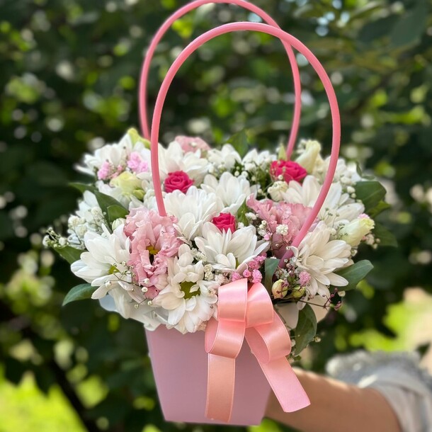 Нежная сумочка с цветами, артикул F1294474 - 4598 рублей, доставка по городу. Flawery - доставка цветов