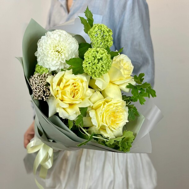 Букет "белые росы", артикул F1308738 - 9213 рублей, доставка по городу. Flawery - доставка цветов