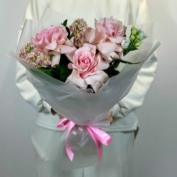 Букет из французских роз, маттиолы и эустомы, артикул F1314501 - 8160 рублей, доставка по городу. Flawery - доставка цветов