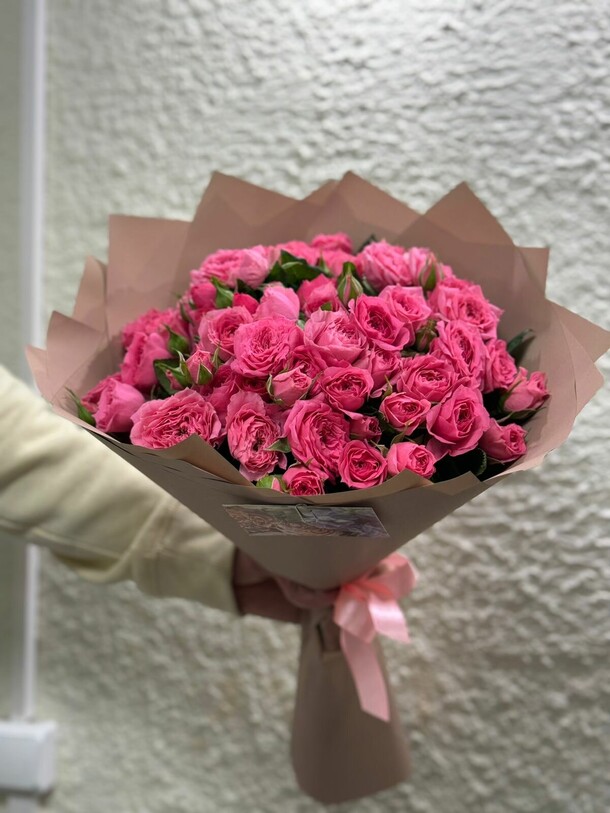 25 пионовидных кустовых роз, артикул F1317742 - 29959 рублей, доставка по городу. Flawery - доставка цветов
