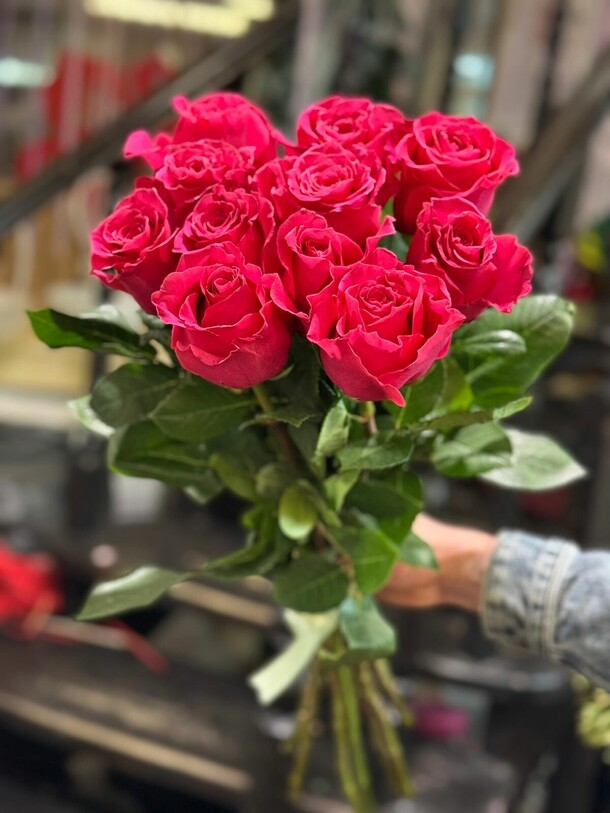 11 ярких роз, артикул F1317754 - 7543 рублей, доставка по городу. Flawery - доставка цветов