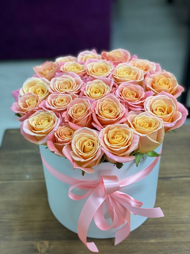 23 розы в коробке, артикул F1317801 - 13694 рублей, доставка по городу. Flawery - доставка цветов