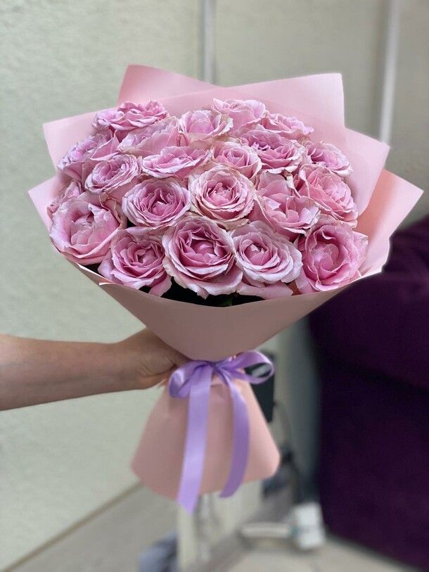 21 розовая роза, артикул F1317999 - 11981 рублей, доставка по городу. Flawery - доставка цветов