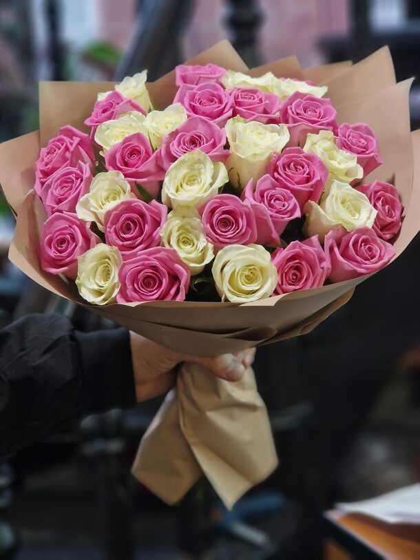 33 розочки микс, артикул F1318000 - 12840 рублей, доставка по городу. Flawery - доставка цветов