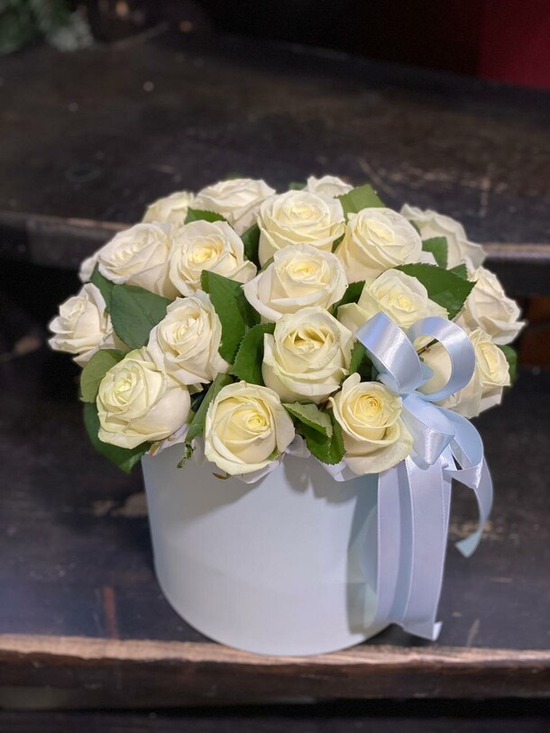 25 белых роз в коробке, артикул F1318001 - 12840 рублей, доставка по городу. Flawery - доставка цветов