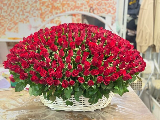 201 роза в корзине, артикул F1318022 - 114123 рублей, доставка по городу. Flawery - доставка цветов