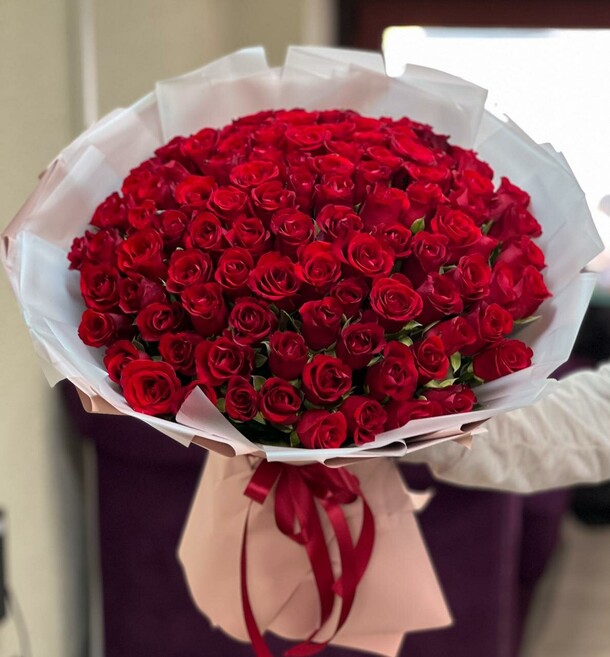 101 красная роза, артикул F1319005 - 42794 рублей, доставка по городу. Flawery - доставка цветов