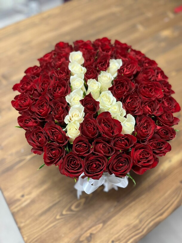 Буква "к" из роз, артикул F1320314 - 22823 рублей, доставка по городу. Flawery - доставка цветов