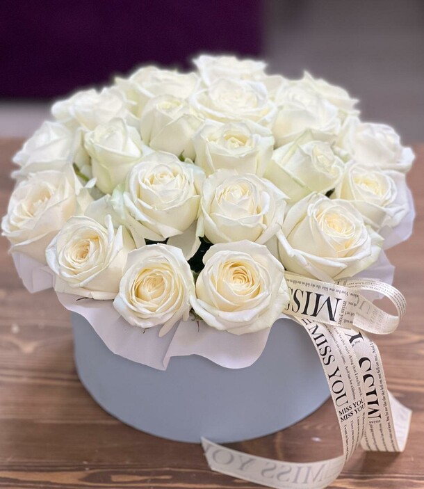 25 белых роз в коробке, артикул F1320389 - 10700 рублей, доставка по городу. Flawery - доставка цветов