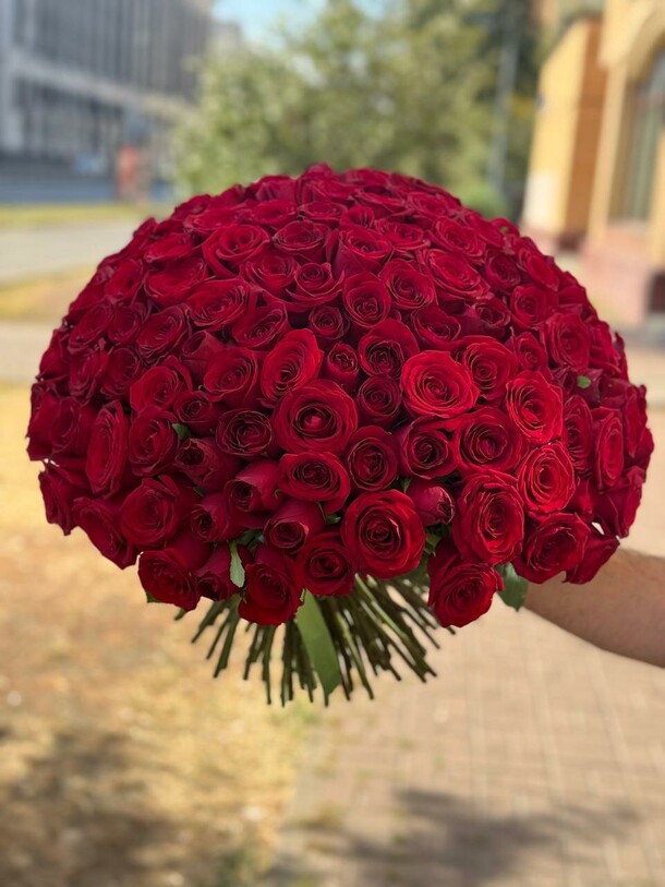 151 красная роза, артикул F1320422 - 48503 рублей, доставка по городу. Flawery - доставка цветов