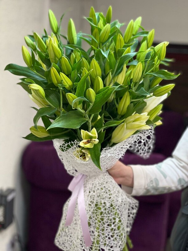 Букет из 15 лилий, артикул F1325249 - 31715 рублей, доставка по городу. Flawery - доставка цветов