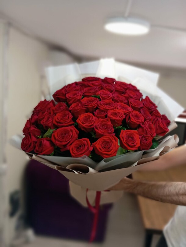 Букет из 51 красных роз, артикул F1330918 - 25397 рублей, доставка по городу. Flawery - доставка цветов