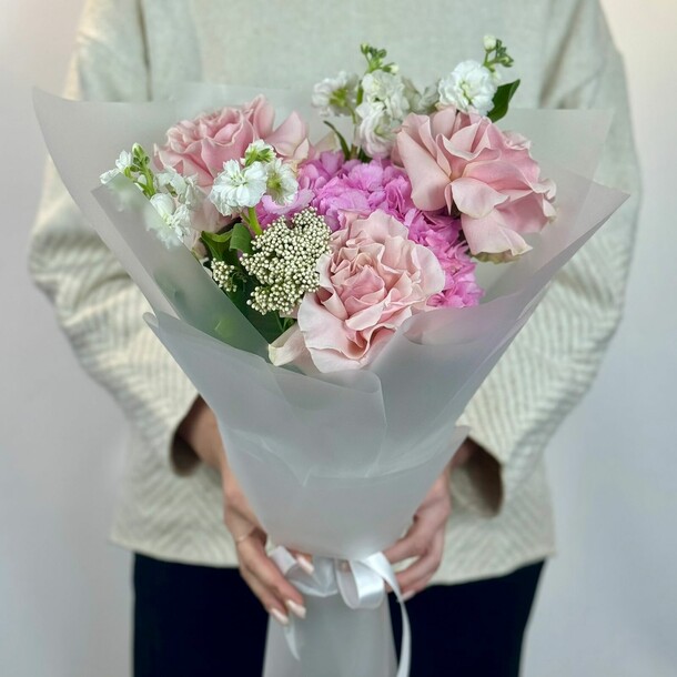 Букеты  "изящные черты", артикул F1332831 - 8229 рублей, доставка по городу. Flawery - доставка цветов