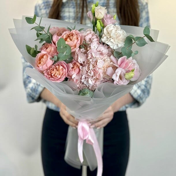 Букет в нежной гамме, артикул F1336005 - 9196 рублей, доставка по городу. Flawery - доставка цветов