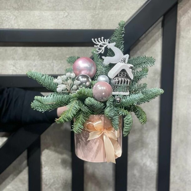 Нежная композиция в коробке, артикул F1348730 - 11447 рублей, доставка по городу. Flawery - доставка цветов