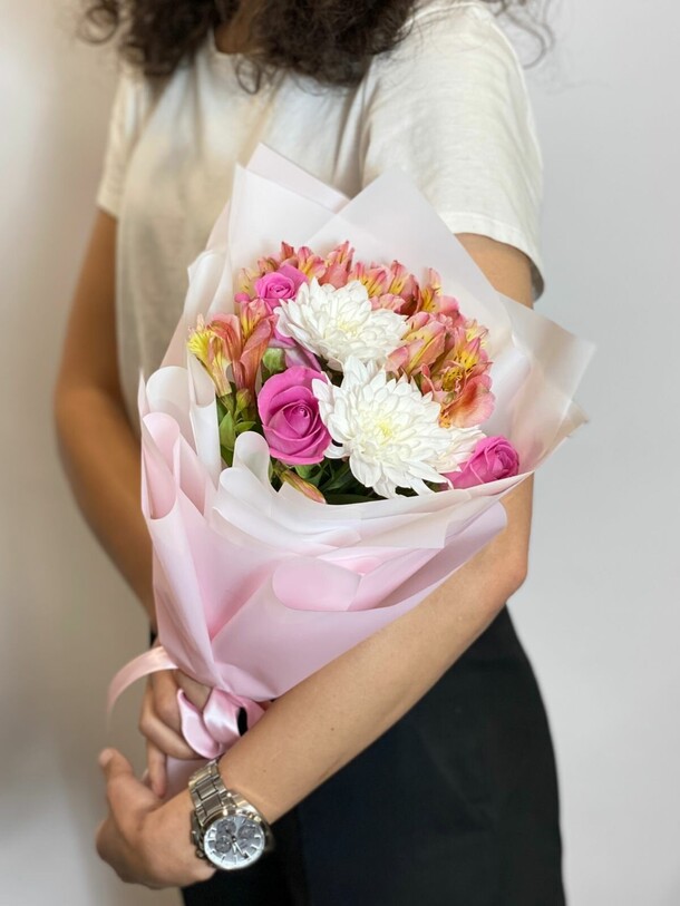 Букет "нежное объятие", артикул F1363319 - 4675 рублей, доставка по городу. Flawery - доставка цветов