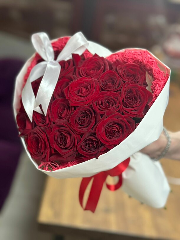 Букет "сердце", артикул F1370288 - 11109 рублей, доставка по городу. Flawery - доставка цветов