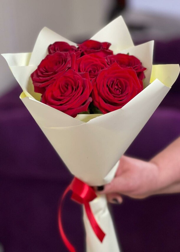 Букет "7 красных роз", артикул F1370876 - 4287 рублей, доставка по городу. Flawery - доставка цветов