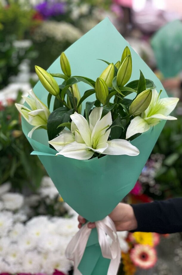 Букет "лилия", артикул F1372112 - 4235 рублей, доставка по городу. Flawery - доставка цветов