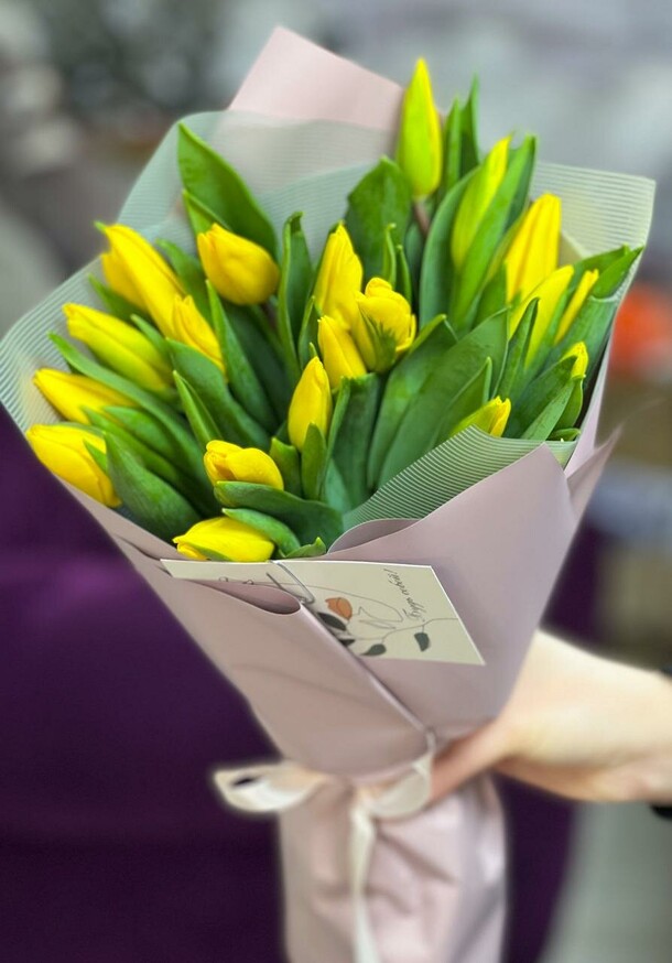 Букет из 19 тюльпанов, артикул F1372256 - 7405 рублей, доставка по городу. Flawery - доставка цветов