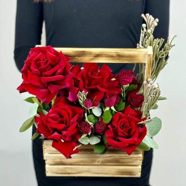 Композиция из красных розочек, артикул F1372384 - 6822 рублей, доставка по городу. Flawery - доставка цветов