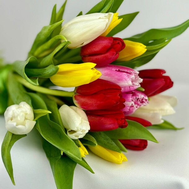 15 тюльпанов, артикул F1374509 - 5845 рублей, доставка по городу. Flawery - доставка цветов