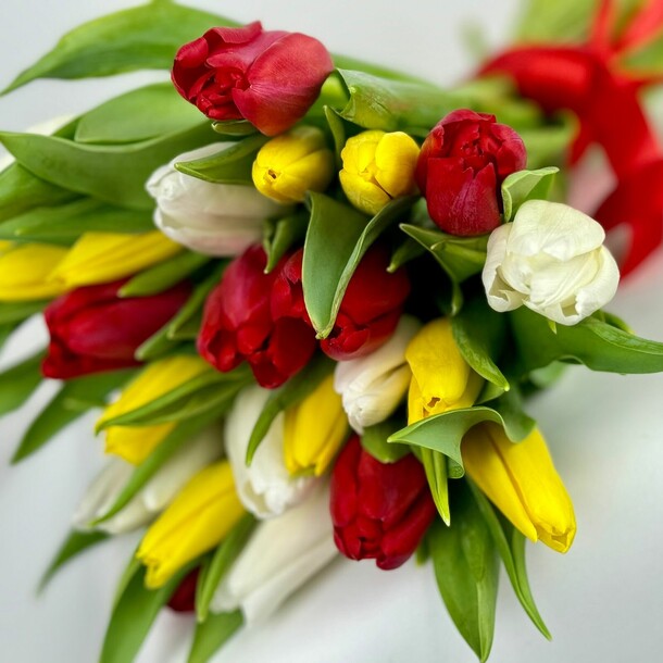 25 тюльпанов, артикул F1374512 - 9548 рублей, доставка по городу. Flawery - доставка цветов