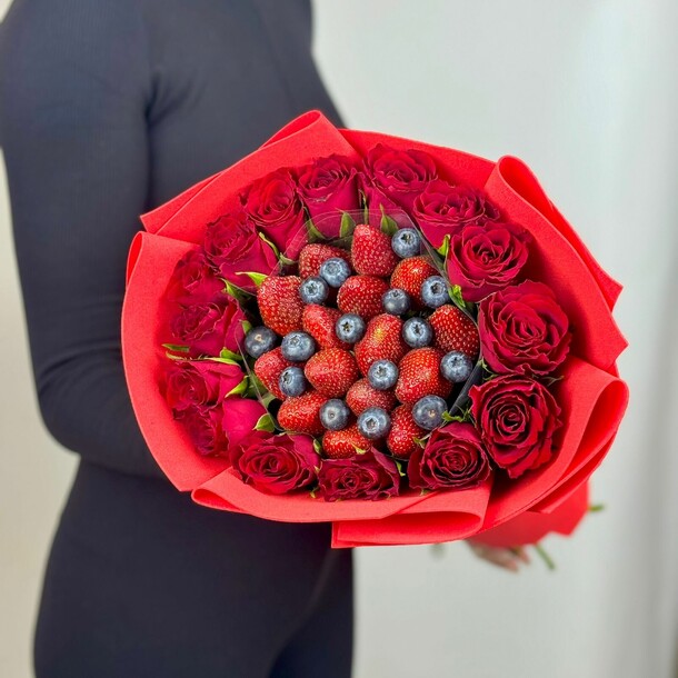 Букет " розы красные с клубникой", артикул F1384638 - 9810 рублей, доставка по городу. Flawery - доставка цветов